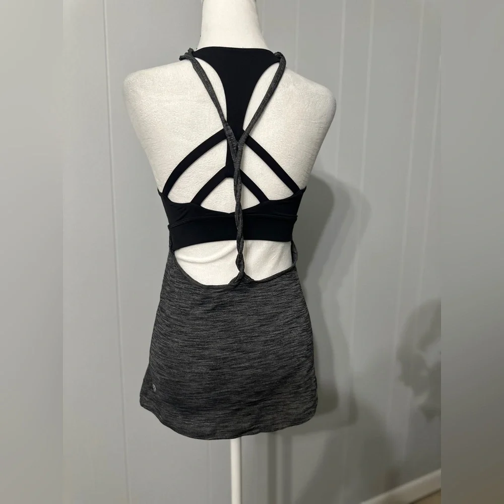 🛍️lululemon tank top with twisted back size 4 excellent